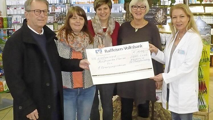 Über die Spende freuen sich (von links) Peter Gottmann (Lions-Club), Heidi Löffler (Leitung Kindergarten), Susanne Sünkel (Elternbeirat) sowie Lions-Club-Präsidentin Angelika Woll und Claudia Barnickel (Süd-Stern-Apotheke).  Foto: Robert Wachter
