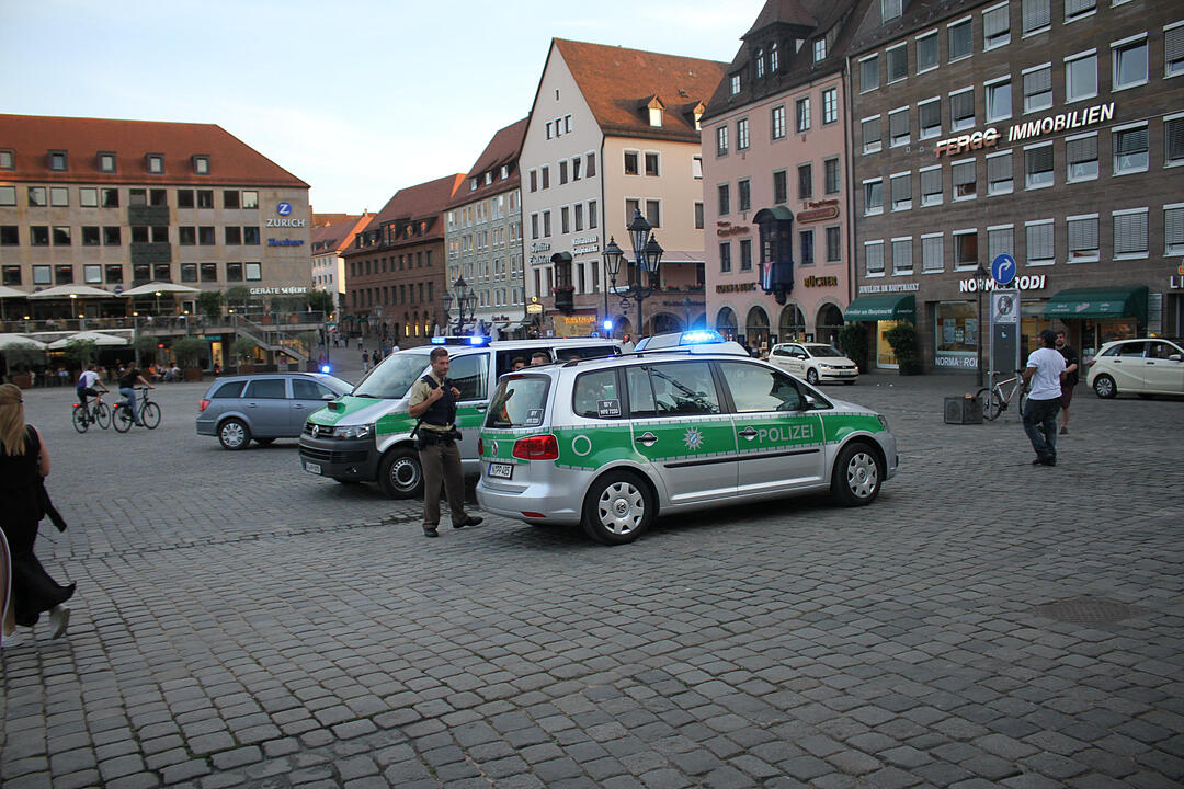 Spontandemo gegen Abschiebepraxis - 60 vorwiegende junge Menschen protestieren friedlich gegen Asylpolitik