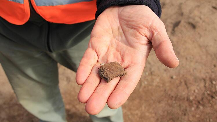 Diese gefundene Keramikscherbe ist laut Experten 2500 bis 3000 Jahre alt.  Foto: Christian Bauriedel