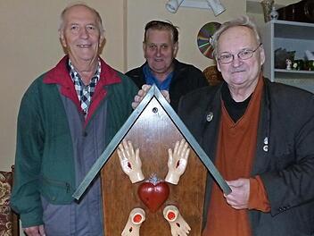 Das Fünfwundenkreuz wird derzeit restauriert, in den nächsten Tagen soll es an seinem angestammten Platz am Naturdenkmal Drei Linden oberhalb von Kupferberg aufgestellt werden. Im Bild (von links): Gerhard Schott, Waldemar Hedba und Werner Reinfeld  Foto: Klaus-Peter Wulf