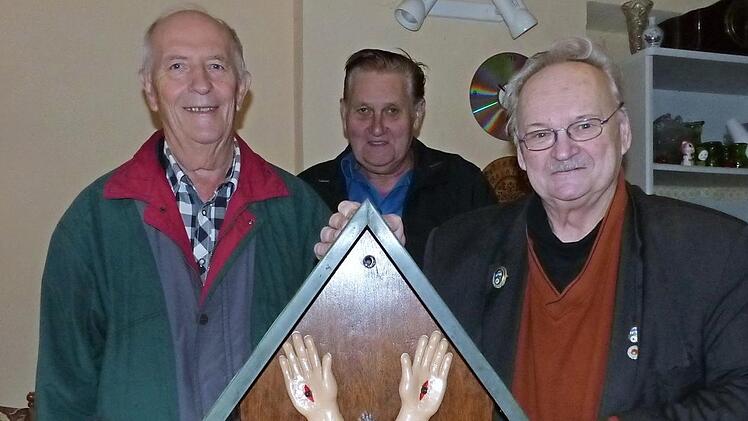 Das Fünfwundenkreuz wird derzeit restauriert, in den nächsten Tagen soll es an seinem angestammten Platz am Naturdenkmal Drei Linden oberhalb von Kupferberg aufgestellt werden. Im Bild (von links): Gerhard Schott, Waldemar Hedba und Werner Reinfeld  Foto: Klaus-Peter Wulf