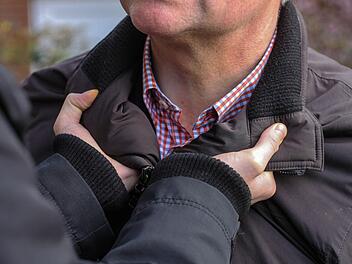 Als eine Bettlerin von einem 58-Jährigen und seiner Tochter kein Geld bekam, schlug sie zuerst auf den Vater und später auch auf die Töchter ein. Symbolfoto: Christopher Schulz