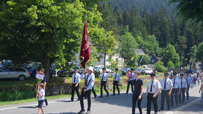Der gro&szlig;e Festumzug bildete den H&ouml;hepunkt des 125-j&auml;hrigen Jubil&auml;ums der FFW Gifting. Foto: Heike Sch&uuml;lein