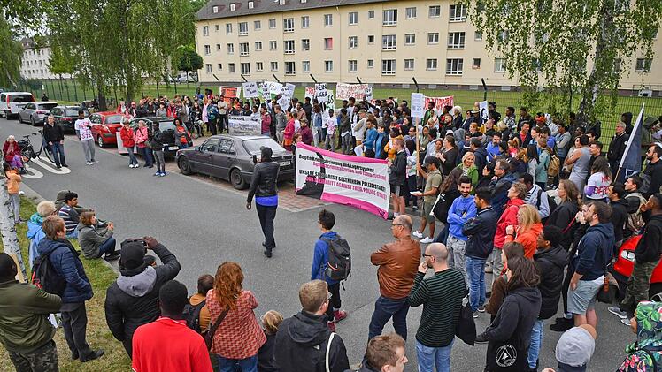 200 Menschen demonstrierten am Samstag, 23. Juni, gegen die Aufnahmeeinrichtung Oberfranken. Foto: Ronald Rinklef