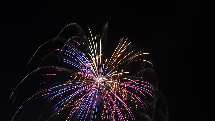 Mit einem grandiosen Feuerwerk endete die diesjährige Kurgartenbeleuchtung in Bad Bocklet.   Foto: Peter Rauch