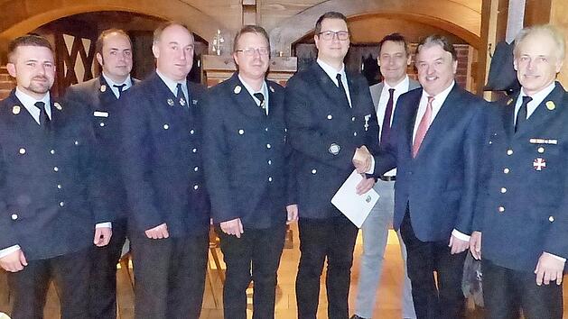 F&uuml;r 25 Jahre Dienstzeit wurde J&uuml;rgen Baumer geehrt. Im Bild (von links) die Kreisbrandmeister Manuel Steinl und Alexander Reinsch, Vorsitzender Matthias Kummer, Kommandant Friedrich Hohenberger, J&uuml;rgen Baumer, B&uuml;rgermeister Roland Wolfrum, Landrat Klaus Peter S&ouml;llner und Kreisbrandinspektor Horst Tempel Foto: Klaus-Peter Wulf