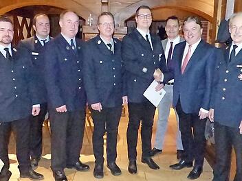 Für 25 Jahre Dienstzeit wurde Jürgen Baumer geehrt. Im Bild (von links) die Kreisbrandmeister Manuel Steinl und Alexander Reinsch, Vorsitzender Matthias Kummer, Kommandant Friedrich Hohenberger, Jürgen Baumer, Bürgermeister Roland Wolfrum, Landrat Klaus Peter Söllner und Kreisbrandinspektor Horst Tempel Foto: Klaus-Peter Wulf