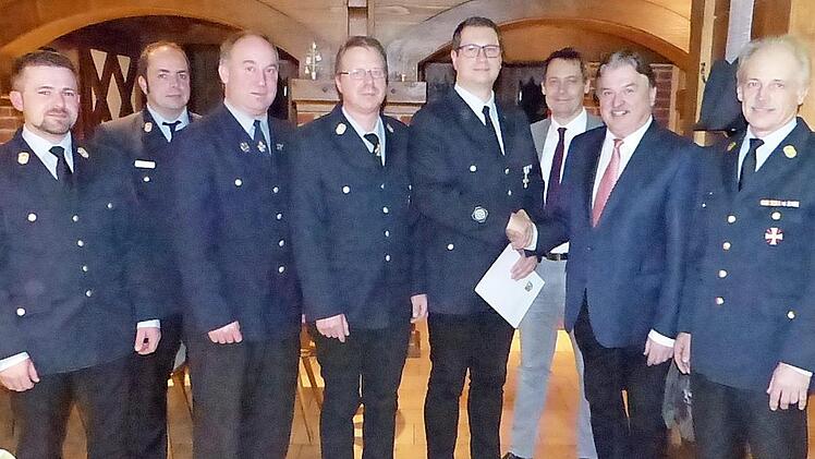Für 25 Jahre Dienstzeit wurde Jürgen Baumer geehrt. Im Bild (von links) die Kreisbrandmeister Manuel Steinl und Alexander Reinsch, Vorsitzender Matthias Kummer, Kommandant Friedrich Hohenberger, Jürgen Baumer, Bürgermeister Roland Wolfrum, Landrat Klaus Peter Söllner und Kreisbrandinspektor Horst Tempel Foto: Klaus-Peter Wulf