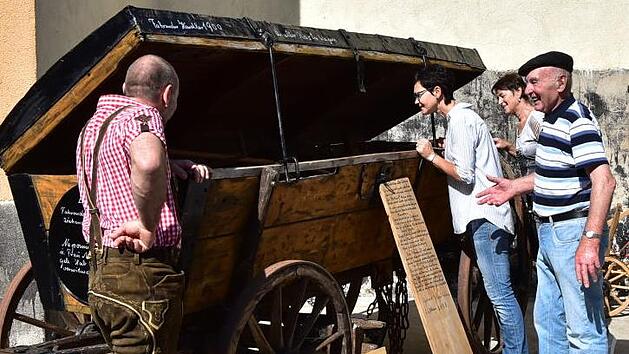 Mit der Ausstellung von historischen Wagen stie&szlig; Gerhard Hagenbucher auf gro&szlig;es Interesse bei den Besuchern. Christiane Reuther