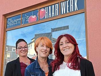 Serife "Sherry" Zerl (rechts) mit ihrer Mitarbeiterin Karola Kerschbaum (Mitte) und Alexandra Güßregen  Foto: Bernhard Panzer