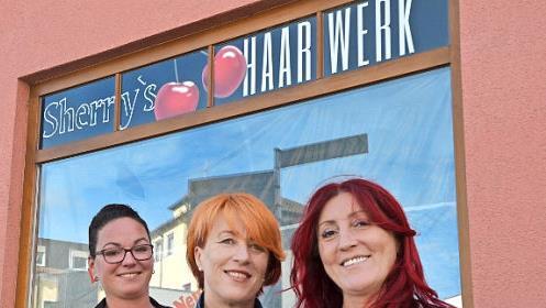 Serife "Sherry" Zerl (rechts) mit ihrer Mitarbeiterin Karola Kerschbaum (Mitte) und Alexandra Güßregen  Foto: Bernhard Panzer