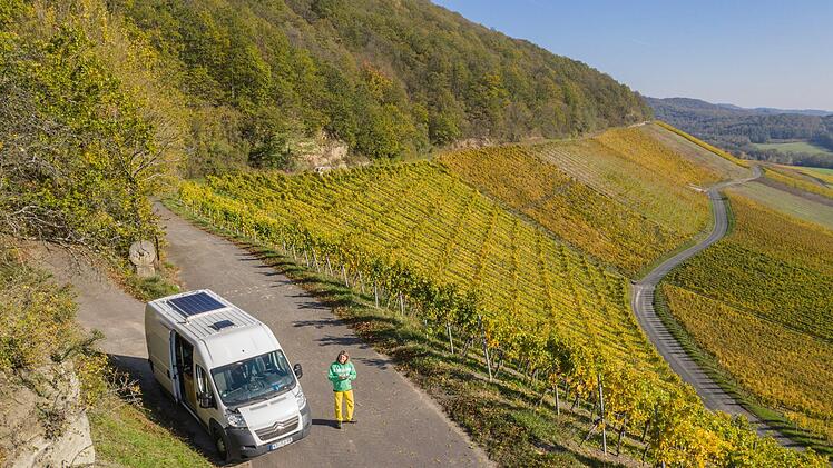 Ixi und sein Zuhause auf Rädern am Aussichtspunkt in den Iphöfer Weinbergen.
