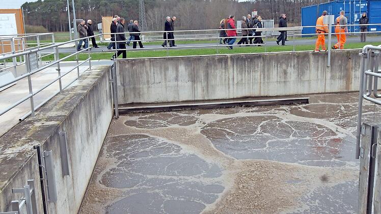 Die Entsorgung des Klärschlamms kommt zu teuer, weshalb eine Studie wirtschaftliche Alternativen finden soll. Unser Archivfoto der Herzogenauracher Kläranlage stammt aus dem Jahr 2008. Foto: Bernhard Panzer
