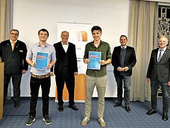 Bei der Auszeichnung der Prüfungsbesten, von links: stellvertretender Obermeister Thomas Rosenberger, Obermeister Jürgen Bodenschlägel, David Kuczius, Lehrer Burkhard Schneider, Jonas Wagner, Schulleiter Alexander Battistella, Kreishandwerksmeister Günther Stenglein und der Geschäftsstellenleiter der Kreishandwerkerschaften Bayreuth-Coburg-Kulmbach-Lichtenfels, Danny Dobmeier
