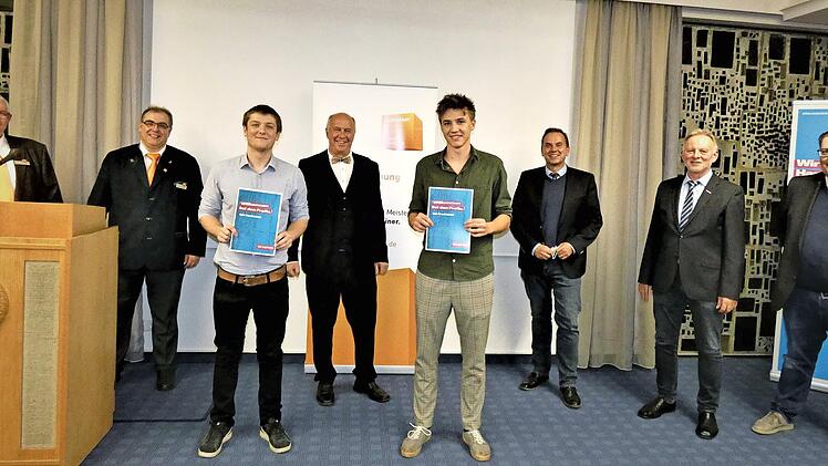 Bei der Auszeichnung der Prüfungsbesten, von links: stellvertretender Obermeister Thomas Rosenberger, Obermeister Jürgen Bodenschlägel, David Kuczius, Lehrer Burkhard Schneider, Jonas Wagner, Schulleiter Alexander Battistella, Kreishandwerksmeister Günther Stenglein und der Geschäftsstellenleiter der Kreishandwerkerschaften Bayreuth-Coburg-Kulmbach-Lichtenfels, Danny Dobmeier