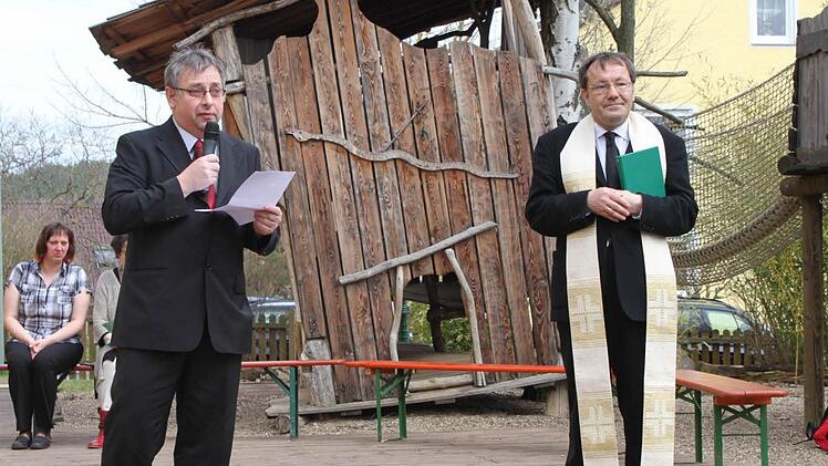 Zweiter Bürgermeister Helmut Zirnsak (links) freute sich mit Pfarrer Michael Foltin über die gelungene Baumaßnahme.