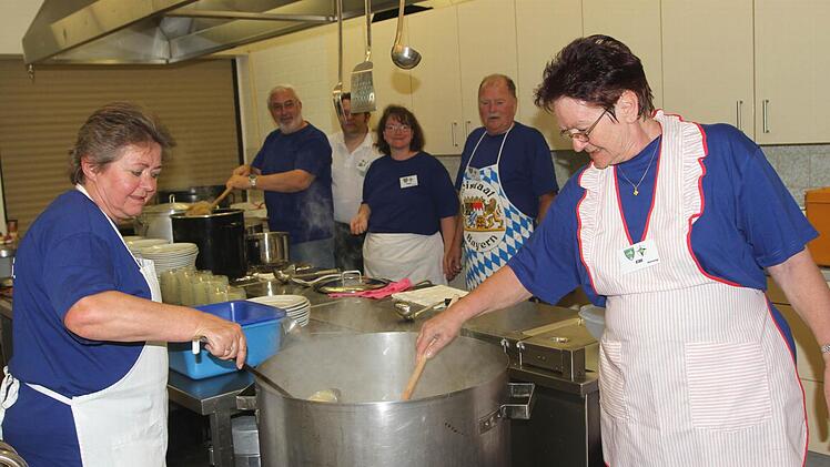 Mit fränkischen Spezialitäten sorgte das Team vom KC Hof mit Brigitte und Heinz Markert aus Schönbach (von links) für das Wohl der Camper.