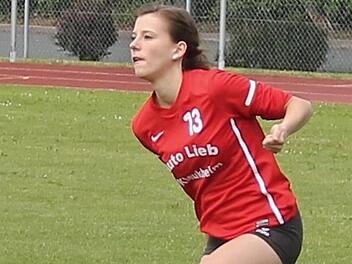 Annabell Steinböck bereitet mit einer Abwehraktion den nächsten Angriff für die Staffelsteinerinnen vor.  Foto: S. Potzel