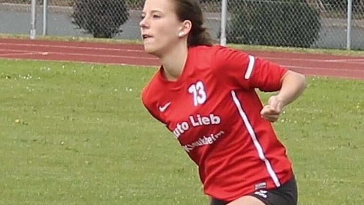 Annabell Steinböck bereitet mit einer Abwehraktion den nächsten Angriff für die Staffelsteinerinnen vor.  Foto: S. Potzel