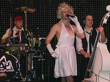 Allgäupower verwandelte die Zecher-Halle zum Starkbierfest in ein Tollhaus und Sänger Dani gibt auch als Marylin Monroe eine gute Figur ab. Foto: Joachim Beez
