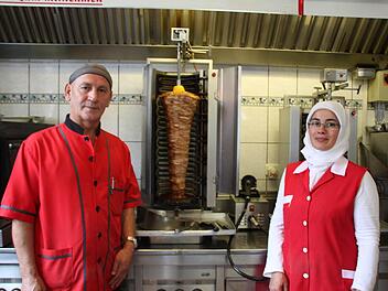 Mehmet Ekici und seine Ehefrau Hatice spendieren Döner für Flüchtlinge.  Foto: Jana Röckelein