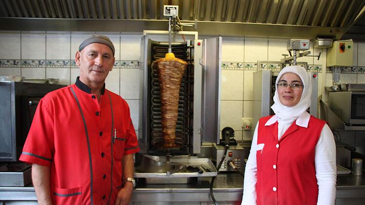 Mehmet Ekici und seine Ehefrau Hatice spendieren Döner für Flüchtlinge.  Foto: Jana Röckelein