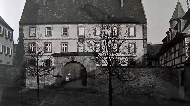 Aus dem frühen 18. Jahrhundert stammt das Gebäude hinter dieser hohen Mauer. Es diente einst als fürstbischöfliches Amtsmagazin. Darauf verweist eine Erinnerungstafel mit der Jahreszahl 1714.Foto: Archiv