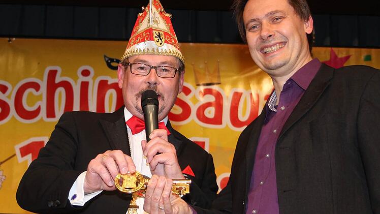 Der Präsident der Faschingsgesellschaft, Andy Sesselmann (links), luchste Roland Wolfrum den Rathausschlüssel ab.