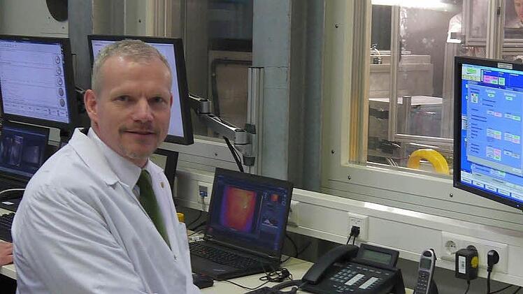 Rainer Paduch am neuen Hochvolt-Klimaprüfstand.