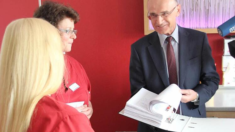 Die beiden Hebammen Annette Storkan und Birgitta Wohner-Finger (von links) übergaben die 21 828 Unterschriften an Landrat Wilhelm Schneider. Das sind immerhin zwei volle Ordner.  Foto: Klaus Schmitt