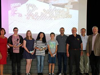 Die Preisträger des Kreativwettbewerbs "VerRÜCKERTen Ideen" wurden in der Pausenhalle des Friedrich-Rückert-Gymnasiums Ebern gekürt. Die zahlreichen originellen Einsendungen der Schüler hatten es der Jury nicht leicht gemacht. Von rechts: Bürgermeister Jürgen Hennemann, Schulleiter Klauspeter Schmidt, Jörg Röder (Verein der Freunde des FRG), Daniel Heß (Initiator), Fabian Andritschke (7b, Preisträger der Unterstufe), Jasmin Melsa (in Vertretung für die Zweitplatzierte Vanessa Melsa, 10a), Isa...