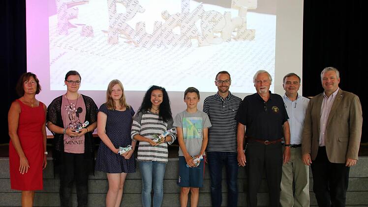 Die Preisträger des Kreativwettbewerbs "VerRÜCKERTen Ideen" wurden in der Pausenhalle des Friedrich-Rückert-Gymnasiums Ebern gekürt. Die zahlreichen originellen Einsendungen der Schüler hatten es der Jury nicht leicht gemacht. Von rechts: Bürgermeister Jürgen Hennemann, Schulleiter Klauspeter Schmidt, Jörg Röder (Verein der Freunde des FRG), Daniel Heß (Initiator), Fabian Andritschke (7b, Preisträger der Unterstufe), Jasmin Melsa (in Vertretung für die Zweitplatzierte Vanessa Melsa, 10a), Isa...