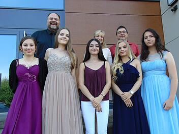 Bei der Ehrung, vorne v. l.: Esther Jacob, Flores Fischer, Bettina Benkö, Johanna Eichenmüller und Sophie Schmitt; hinten v. l.: Konrektor Jürgen Kemeth, Rektorin Gertrud Eismann und Elternbeiratsvorsitzender Thomas Hutter Foto: map