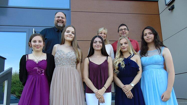 Bei der Ehrung, vorne v. l.: Esther Jacob, Flores Fischer, Bettina Benkö, Johanna Eichenmüller und Sophie Schmitt; hinten v. l.: Konrektor Jürgen Kemeth, Rektorin Gertrud Eismann und Elternbeiratsvorsitzender Thomas Hutter Foto: map