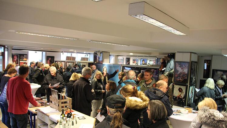 Volles Haus bzw. volle Galerie.