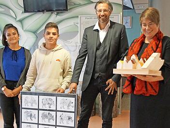 Die guten Eigenschaften des Rhinozeros wünschten Vanessa Frank und Merwan Babayigit dem neuen Schulleiterteam Matthias Weinberger und Sabine Kral. Foto: Sabine Weinbeer