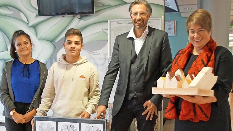 Die guten Eigenschaften des Rhinozeros wünschten Vanessa Frank und Merwan Babayigit dem neuen Schulleiterteam Matthias Weinberger und Sabine Kral. Foto: Sabine Weinbeer