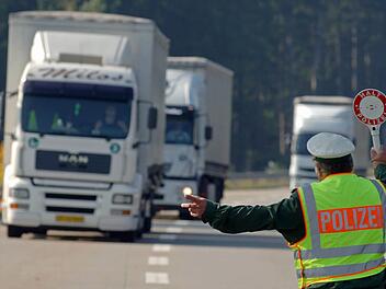 Zunahme an Alkoholfahrten bei Lkw-Fahrern. Polizei will Fahrer mit Einhaltung der Lenk- und Ruhezeiten schützen. Symbolfoto: Armin Weigel/dpa