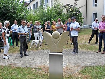 Die Besucher sind fasziniert von der Engelskulptur.  Fotos: Carmen Schwind