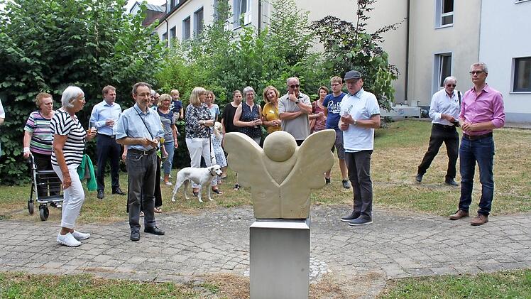 Die Besucher sind fasziniert von der Engelskulptur.  Fotos: Carmen Schwind