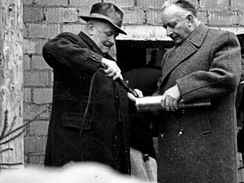 Zweiter Bürgermeister Willy Köllmer (rechts) und Fritz Eisen beim fachmännischen Verlöten der Kapsel.