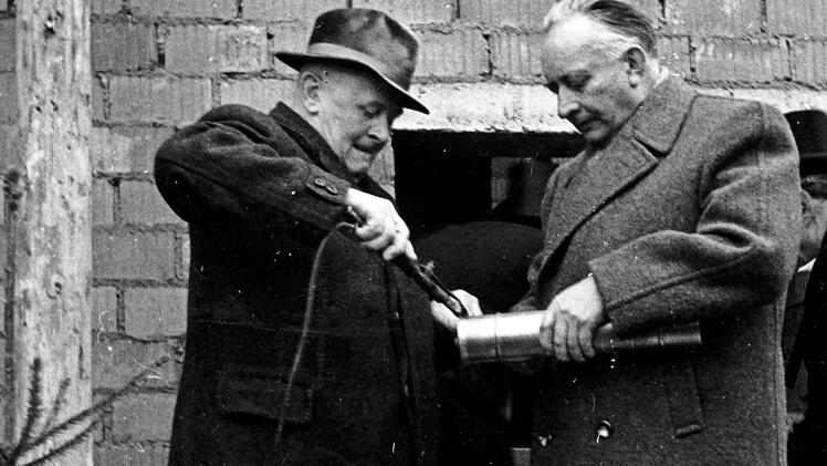 Zweiter Bürgermeister Willy Köllmer (rechts) und Fritz Eisen beim fachmännischen Verlöten der Kapsel.