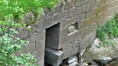 Hier wird die gebrochene Mauer saniert. Foto: Mäuser