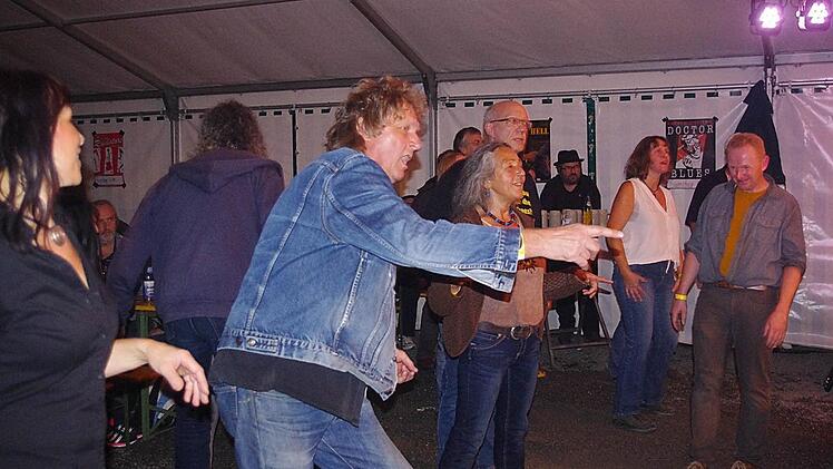 Die Blues-Anhänger gingen begeistert mit.  Foto: Schülein