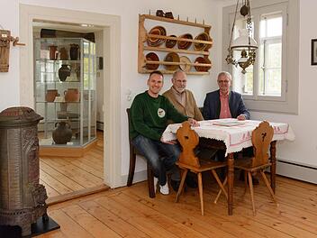 Sie freuen sich über das Museum, das im Hassenbacher Gemeindehaus entstanden ist (von links): 3. Bürgermeister Mario Götz, Museumsleiter Hubert Schenk und Bürgermeister Gotthard Schlereth. Foto: Björn Hein