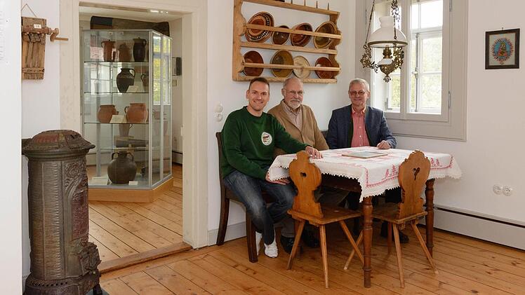 Sie freuen sich über das Museum, das im Hassenbacher Gemeindehaus entstanden ist (von links): 3. Bürgermeister Mario Götz, Museumsleiter Hubert Schenk und Bürgermeister Gotthard Schlereth. Foto: Björn Hein