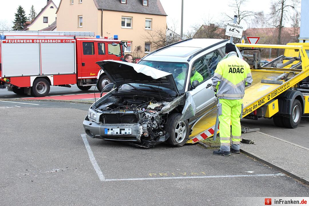 Senior auf Abwegen: Mehrere Autos und dann Wand gerammt - Geländewagen schießt durch geschlossenes Garagentor - Feuerwehr muss Schwerverletzten befreien