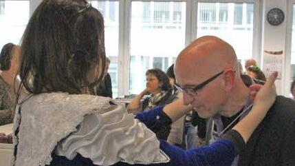 Gardekönigin Denise I. verlieh Redaktionsleiter Oliver Schmidt den diesjährigen Orden des Coburger Mohr. Foto: Ulrike Nauer