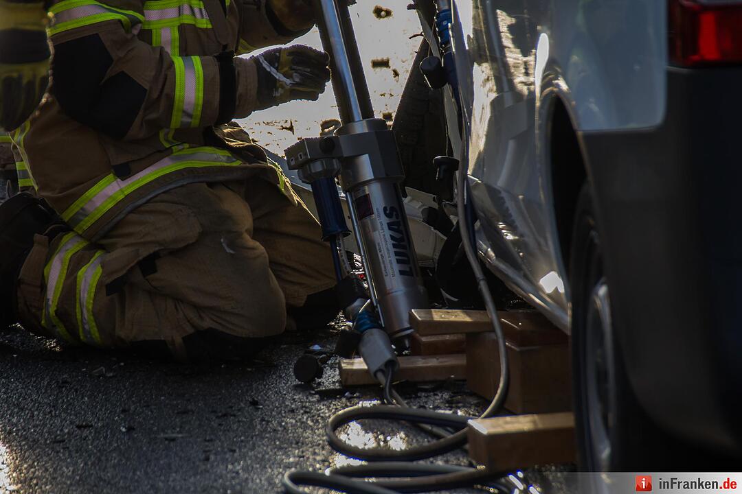 Schwerer Unfall in Fürth: Kleintransporter kracht in Kehrfahrzeug