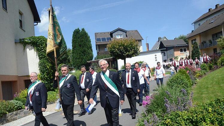 Gesangverein Liederkranz Gundelsdorf, dahinter Sängerrunde FC Hirschfeld Foto: Karl-Heinz Hofmann